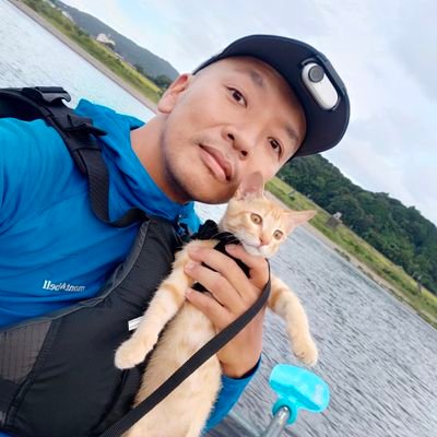 \横浜頂戴/
四万十川でバイクラフティング(サイクリング+川下り、の遊び)をメインにアウトドアガイドやってます。自転車、登山、ラン、トレラン、パックラフトとかやりつつ、扇久保博正、ベイスターズ、京都サンガFCとか応援してます。川で救助した猫のチャビと暮らしてます。不要不急のお仕事を生業としているハミダシモノ