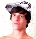 Jogo Futebol, ando de skate, amo minha familia, adoro viajar, sou feio, mais sou simpatico e sou só da @Laridouradoo s2 haha! segue eu? *o*