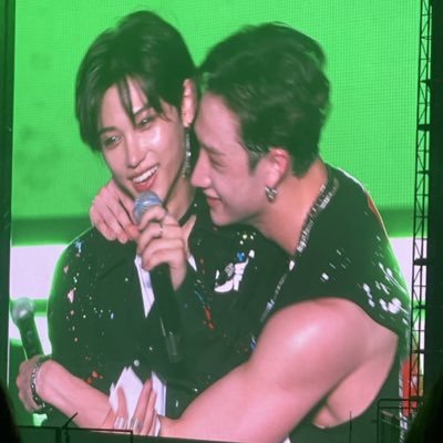 oh look at me im bang chan... i have soft eyes and deep dimples and a smile that makes you feel at home. go fuck yourself bang chan