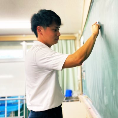 小学校教員7年目。二児の父。仕事、家事、育児を並立させながら、筋トレに励む。