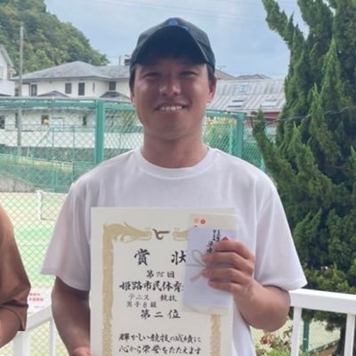 姫路で2児のパパしてます。テニプリを見て高校からテニスを始め、その後はインストラクターとして10年経験。今は普通のサラリーマン週末プレーヤーに。でも熱は冷めず毎年、市民大会に挑戦中【A級】まだまだ強くなるでぇー!
