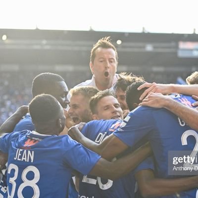 supporter d’un club qui n'a perdu aucun derby cette saison @rcsa 
je regarde aussi un peu la f1