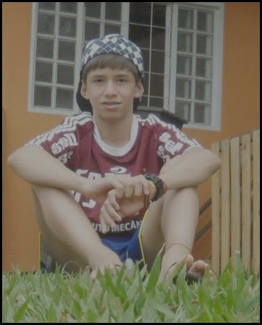 - Faço o melhor que sou capaz e levo a vida devagar pra não faltar amor. E foda-se o resto.  :)  #FollowMe
http://t.co/ro2fJM6tnf