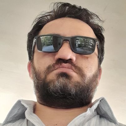 یک 🥷 تلخ زبان که ترجیح میدهد خودش باشد. یک غُرغُروی منزوی راستگو و حقیقتجو از طیف خاکستری که نه باشماست و نه بر شما! و فقط حقیقت را همراهی و حمایت میکند.