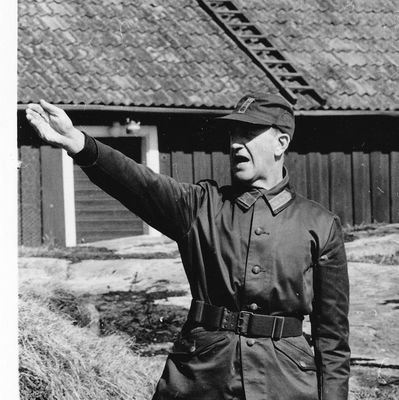 Ett konto där alla som gjort lumpen *på riktigt* får dela sina mer eller mindre sanna historier om hur jävla hårt det var. 

Doft av vapenfett och våt vadmal.