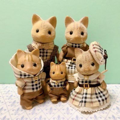 小学生以来のシルバニア愛復活🔥アーバンライフシリーズのアイボリーネコ推し✨母と姉が作るお洋服とバッグを着せてシル活を楽しんでいます🥺❤️ 他にもはぴだんぶい、特にばつ丸、ペックル推し💙💙