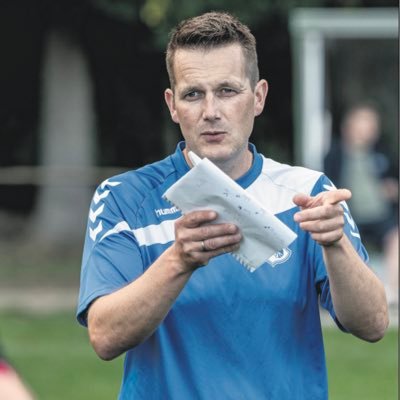 Verhuur- en verkoopmakelaar bij Woonservice, hoofdtrainer van Vv Veenhuizen, echtgenoot en bovenal papa