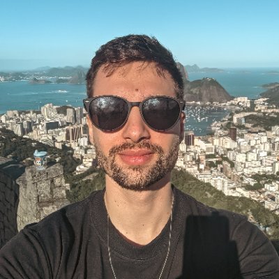 estou no twitter por acaso, escrevo por diversão, já que a minha vocação é dormir.