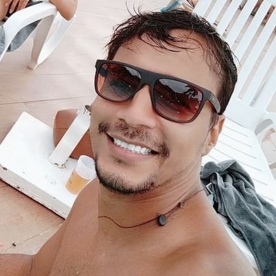 Presentemente, eu posso me
considerar um sujeito de sorte..
Porque apesar de muito moço
me sinto são, salvo, e forte!
Aqui é Galo!