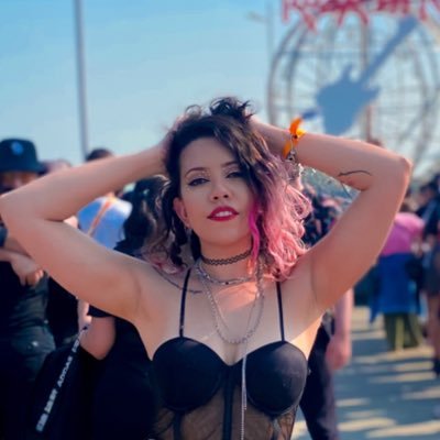 Psicóloga, instrutora de pole dance e bailarina, sou tipo o pai do Chris. Eu uso essa rede social para surtar.