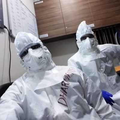 तेरी सूरत को नैनो में बसाये बैठे हैं 
तेरे प्यार को दिल में छिपाए बैठे हैं 
कब आओगे हारे के सहारे श्याम 
इसी आस में पलकें बिछाये बैठे हैं 

जय श्री श्याम