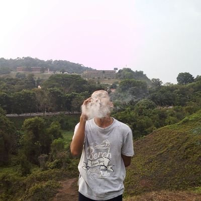 Jika yg membezakan kita hanyalah pengetahuan, maka kau dan aku hanyalah hamba yang hina mengemis keredhaanNya