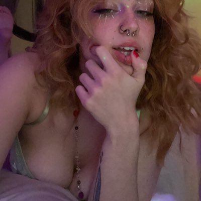 c0mmiecutie's profile picture. Yeah I did the gay shit, and I liked it. she/her