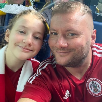 Daddy/daughter Stanley supporting duo, ST holders and away day trippers.