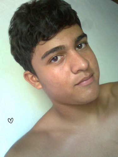 Tenho 18 anos, toco violão, guitarra e baixo. Se quiser me conhecer melhor, me segue! SIGO DE VOLTA