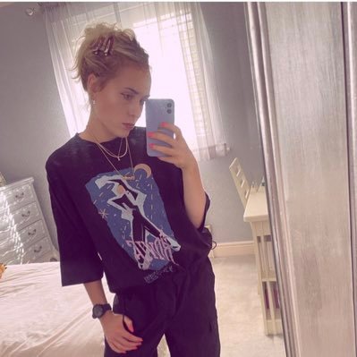 isabellavclark's profile picture. Non-Fiction Writer (seeking representation) / Curtis Brown Creative Memoir student / Mental Health advocate / Marathon runner & full-time fitness enthusiast ♕