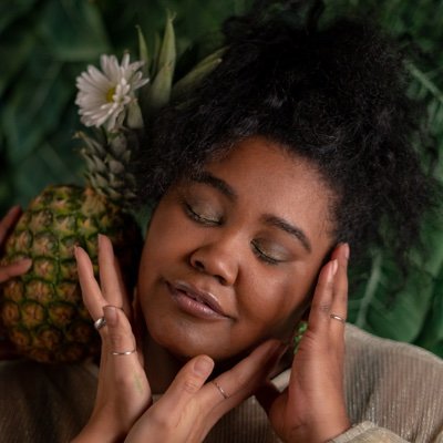 Pro Vocalist, Voice Actor, Project Manager, Ethereal Being, PG to LA. 1/2 of @futurebabywon. Book me on Soundbetter, Fiverr and chelsea@cheshycheshy.com.