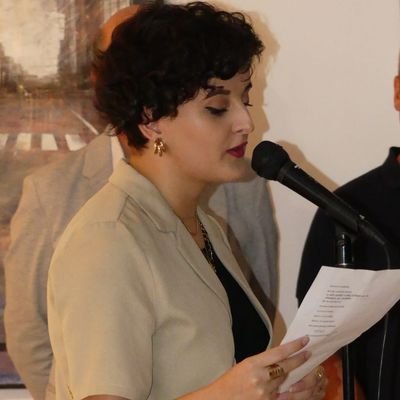 «Escribo poemas porque necesito un lugar en el que sea lo que no es».