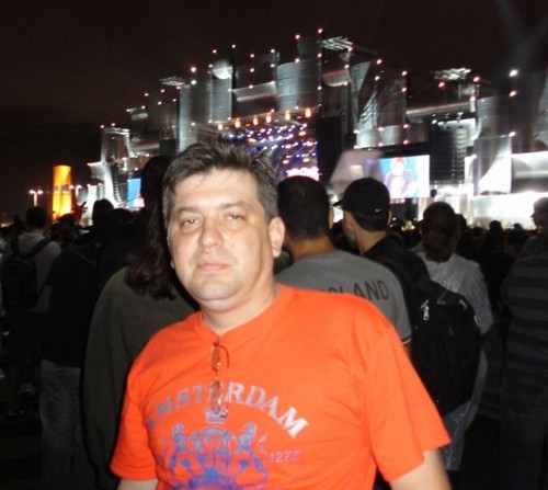 Profissional de Informática-TI e Audiovisual. Amigo da vida,torcedor da justiça,alvinegro,fã dos simpsons,viciado em livros,brahmeiro,roqueiro e apaixonado.