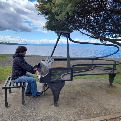 GestazionCL's profile picture. La estabilidad política y económica se logra al implementar un Estado de Bienestar. Otras soluciones son o inestables o autoritarias.
Sexo, Basket y Rock & Roll