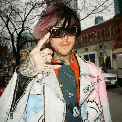 esmith_124's profile picture. yes I’m schizophrenic