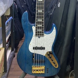 音楽活動向け垢
長期ブランクを経て、ベーシストとして復活すべく日々切磋琢磨している、ヘタレ初心者レベルの男性です。
今の所は、機材などの紹介やリツイートが主になりますが、その内バンド活動復活した際はライブや弾いてみた等も紹介していけたらと思っています。
こんな私ですが、よろしくお願いします。