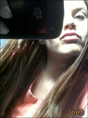 vocalista,guitarrista,viciada em net... e SONHADORA....sonho para que tduu vire REALIDADE...!  http://t.co/BS7ZBc256M