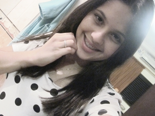 Não consigo ser discreta. Sou dramática, louca, estressada e falo palavrão. Canto mal, sou brincalhona, carinhosa e eu amo muito o meu namorado @LuucasTuurci s2