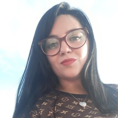 Sou uma mulher empreendedora que tem medo da inércia. Sonhadora e que busca realizar seus sonhos e objetivos. Jurídico, moda, família conciliados.