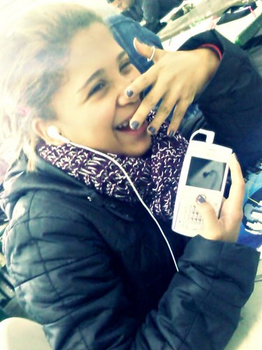 Sou MUITO bipolar '-', mudo de humor & sentimentos do nada D:  gosto muito rápido das pessoas, carinhosa pra quem merece, muito sensível, as vzs orgulhosa tmb !