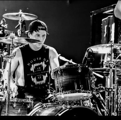 DRUMMER - SICK SERENITY 🎵
insta(s)- @Vodhii & @sickserenityofficial