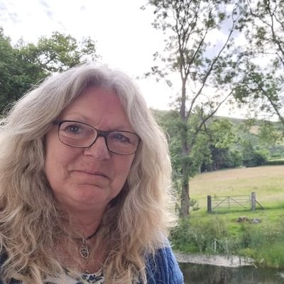 Jackie Isard SBA Fellow CBM GM
Botanical Illustrator • Tutor • Author
Award winning Botanical Artist who loves to paint wildflowers and nature subjects