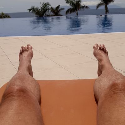 Vele interesses, geen specialisaties! Open/kritische geest & boerenverstand. Beetje sporten, tuinieren, lezen, eten/drinken, humor! ,.... Nu meer vrije tijd!