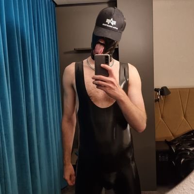 Adult content 🔞 Kinky vers otter. Experienced FF top. Sneakerhead. Love pissplay, rubber and mansmells too.⚠️Sober⚠️
