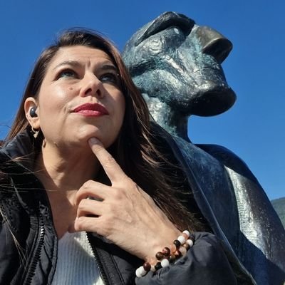 Rola como el ajiaco, periodista y feminista. Catadora de empanadas, viajera incansable, melómana,vivo en 🇨🇭y no me gusta el chocolate.