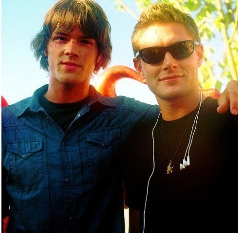 Twitter oficial do blog Sobrenatural Fan Brasil.
O ponto de saída pra que curte supernatural, Tudo sobre o trama!! E sobre os atores que intrepetão a serie...