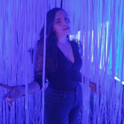 Soy una vaca lechera, no una vaca cualquiera, además soy rola. Miro mal. Pálida inmoral. la más ñoña.