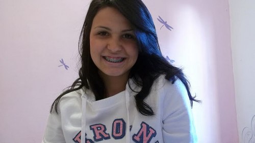 Oi , Prazer Manuelly Duarte a Bonita :) tenho 17 anos e sou casada sou chata ironica antipatica egoísta amo minhas amigas e adoro ri de tudo e de todos !