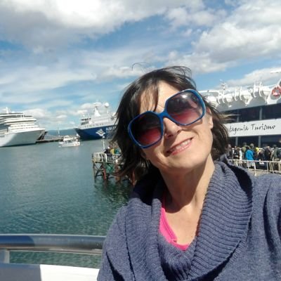 Fueguina, docente y mamá de 2 .
Cordobesa por elección.
Me encantan las manualidades.