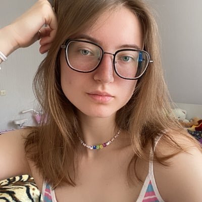 непонятные твиты о моей life и жизненные вещи, местами шутки, иногда есть запятые иногда нет {low life 4 life}