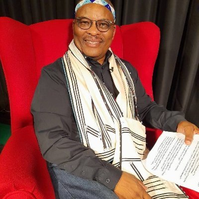 SiphiwoMagoda's profile picture. Host of #UmxholokuMhlobo on @UWFM88_106FM 
from 00:00 - 03:00am 🎙️
♠️ Voice Over Artist
♠️ Television Assignment Editor
 🏆40 years on radio 📻