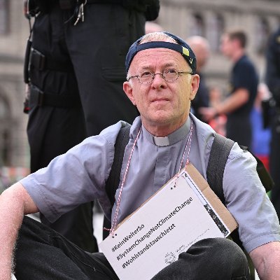 Sozialwissenschaftler, Sozialethiker, katholischer Priester, Jesuit, Christ, Aktivist, Mensch. Stimmt Dan Berrigan SJ zu: 'Some property has no right to exist.'