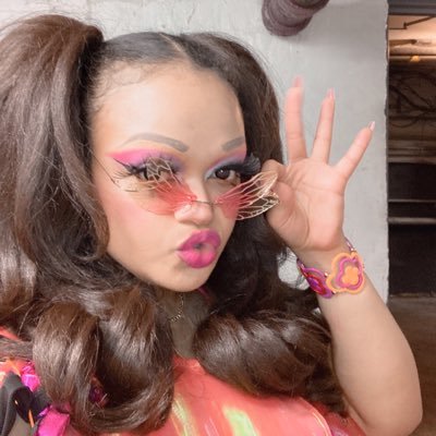 I'm Miranda/tiny miracle! I love to have fun and be friendly! I do drag and I like computers! 👩🏽‍💻💖💜💙🌈♍️ (she/her)