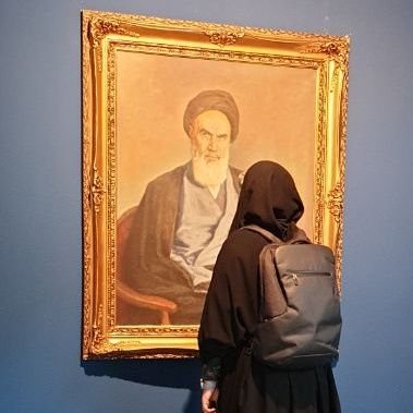 معلم ادبیات‌خوانده روی سیاره زمین🇮🇷🌍
که دوست دارد او را به کتاب‌ها و نوجوان‌ها بشناسند.