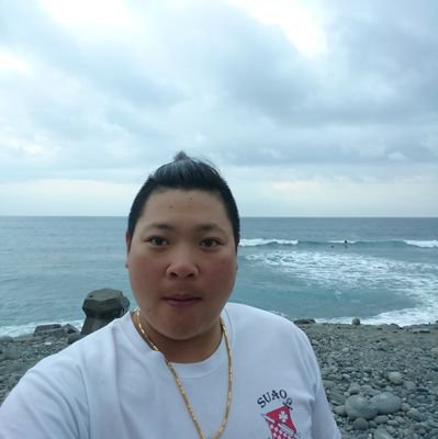 bUmbEjspN7AQlWG's profile picture. 在海邊長大的小孩子，喜歡交朋友，愛釣魚，衝浪，游泳，打籃球