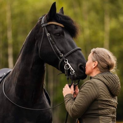 Rädd, arg och frustrerad över samhällsutvecklingen. Kattmänniska. Nybliven egenföretagare