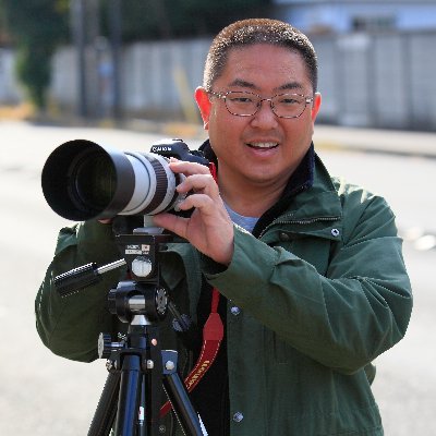 写真界のすみっコぐらし写真家w
「狭く、深く」をモットーに相鉄さん海上自衛隊さんと、横浜・横須賀のNAVY撮影に日々奮闘中。近著に「おでかけ江ノ電 ～江ノ電が10倍楽しくなる～ 」（講談社）　また横浜にゆかりのあるカメラマンの一人として2023年から相鉄さんカレンダーに携わる。