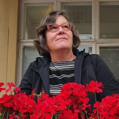 Leena Pommelin-Andrejeff 🌿📚🌼
Elämää ja arkea leppoistava, eläköitynyt lehtori.
Lukee, pohtii, kuvaa, tunnelmoi.