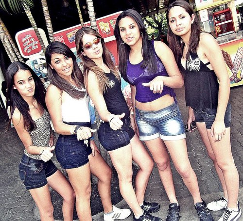ñ pago simpatiiaA moreninha nem se fala é o desejo da rapaziada && ela tem oque muitas ñ tem ÚH ÚH ÚH UFFAA NENEEM ♪♫
