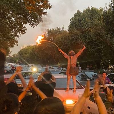 backat505_'s profile picture. سعی میکنم با نت بوسیدنی ایران و ناتوانی در اعتراض حضوری کمکی بکنم.